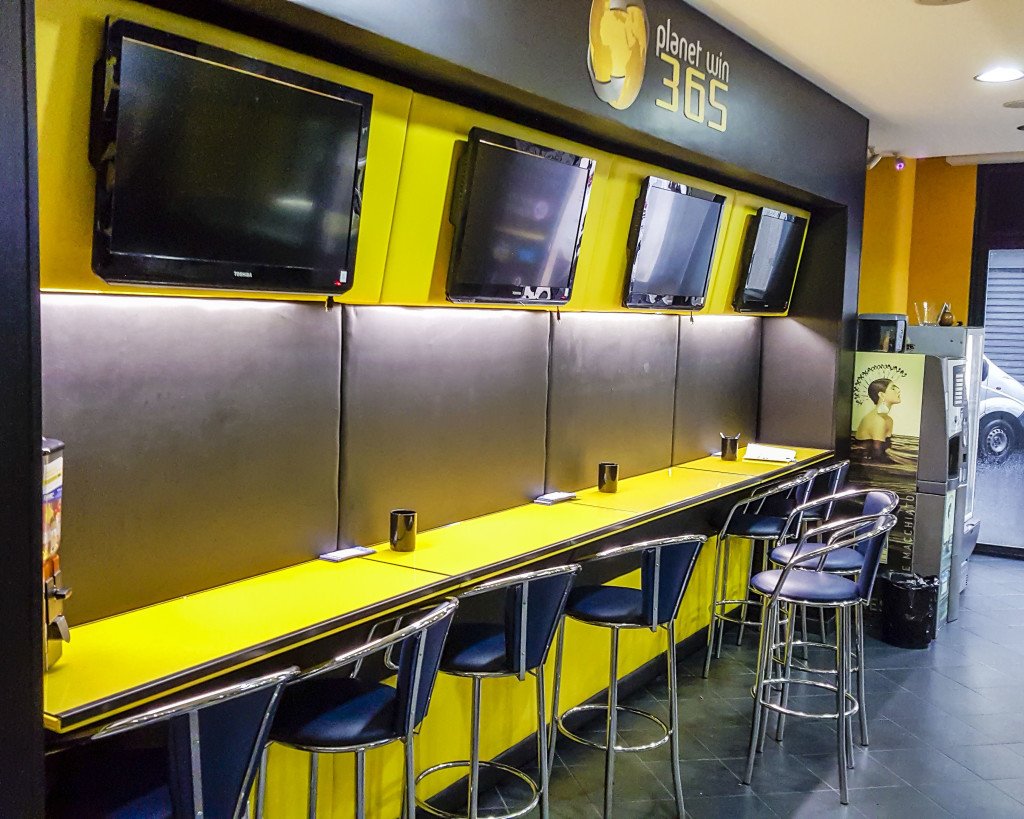 ARREDAMENTO INTERNI PER SALA GIOCHI