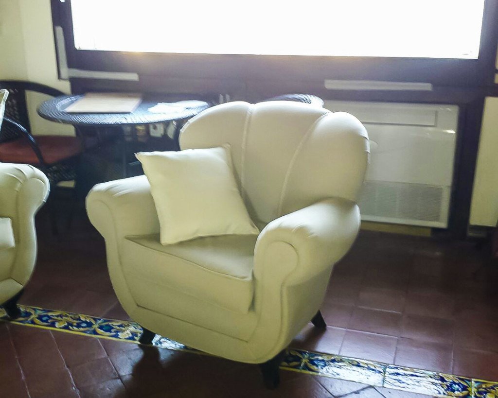 DIVANO TRE POSTI CON POLTRONA STILE CLASSICO