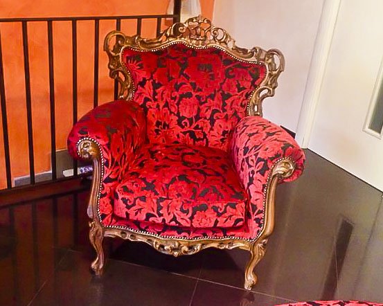 POLTRONA IN STILE CLASSICO ROSSA