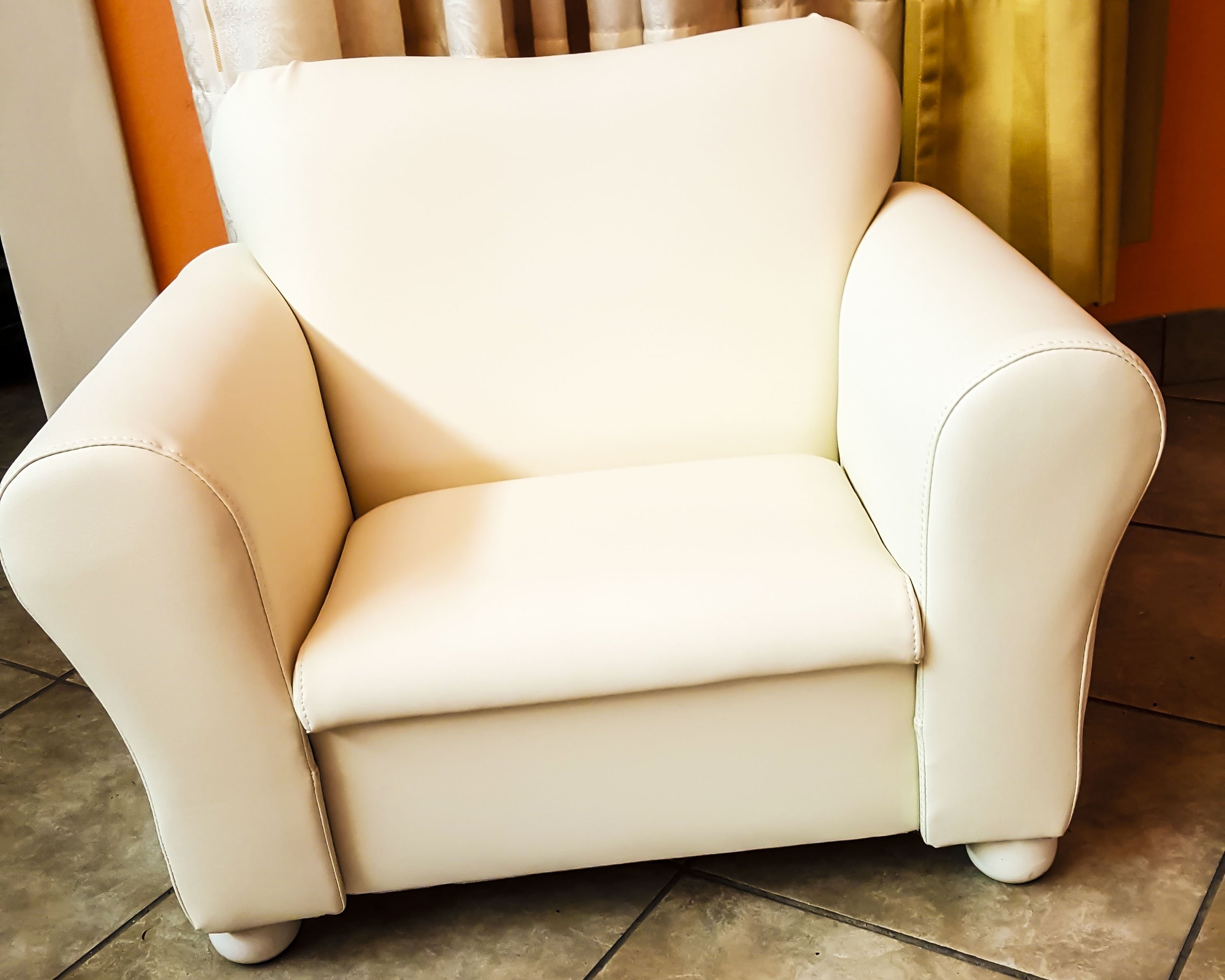 POLTRONA RIVESTITA IN STILE CLASSICO