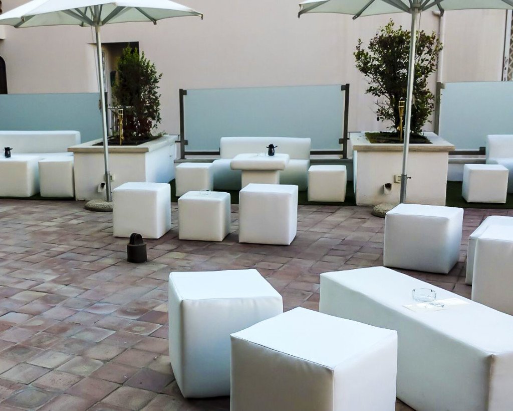 POUF LINEARE IN STILE MODERNO