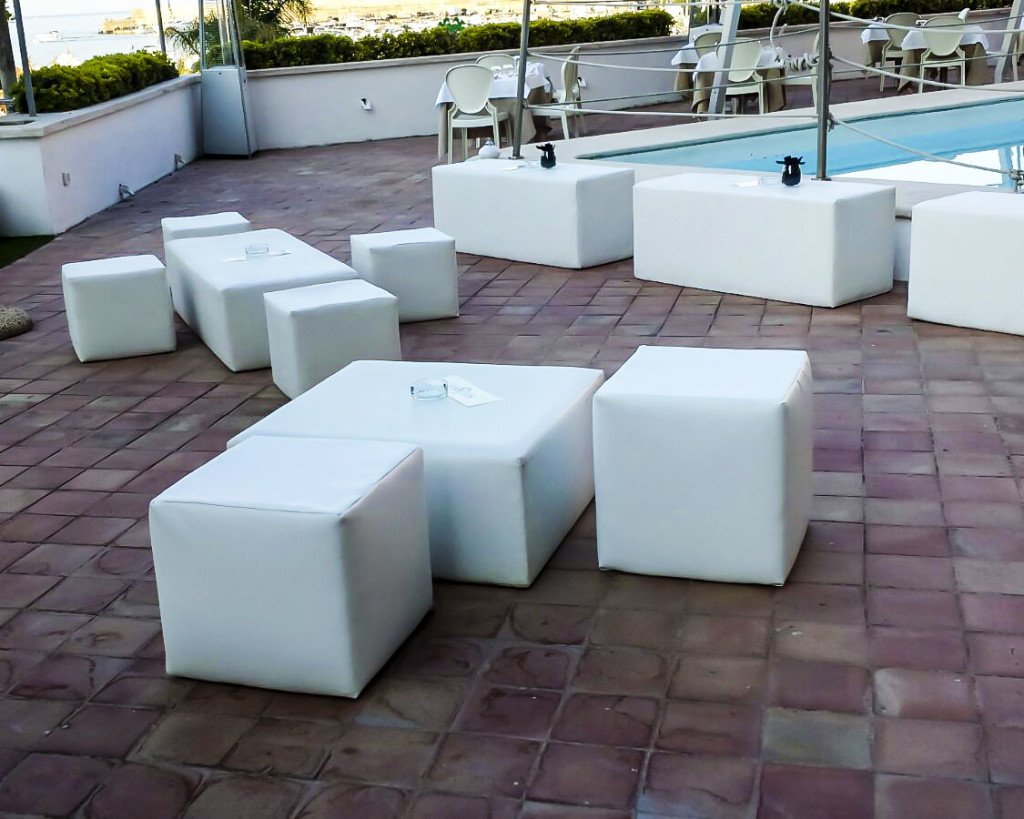 POUF LINEARE IN STILE MODERNO