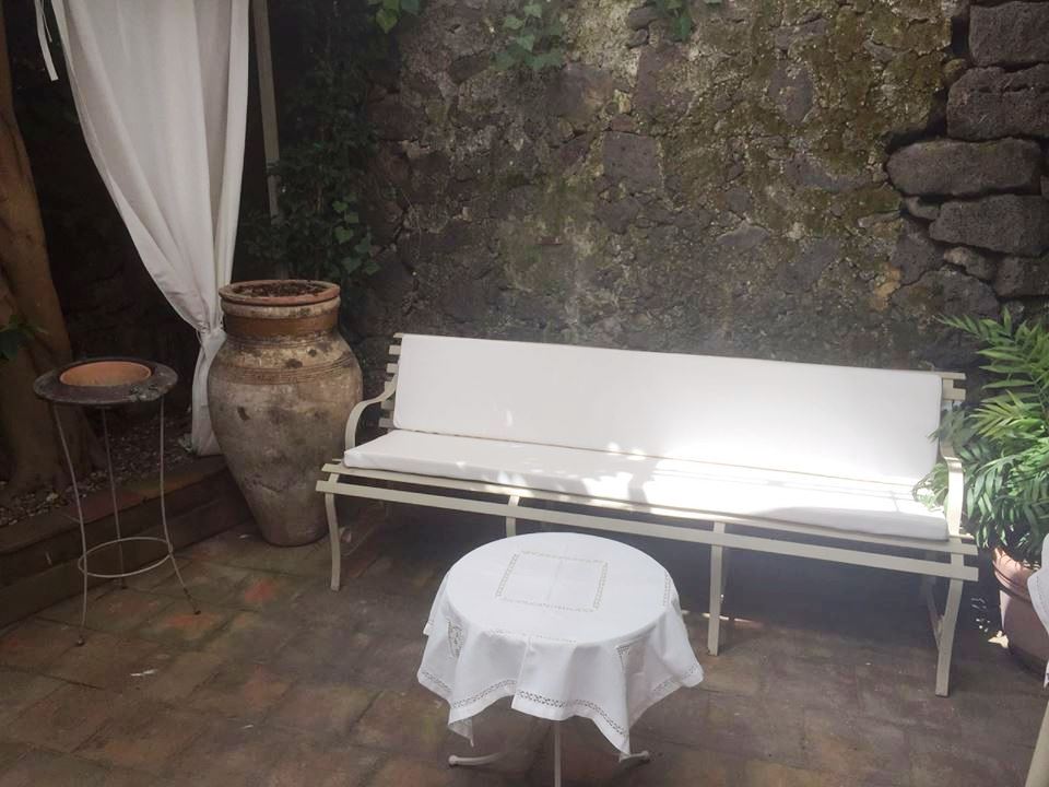 Arredamento da esterno tavolino e divano