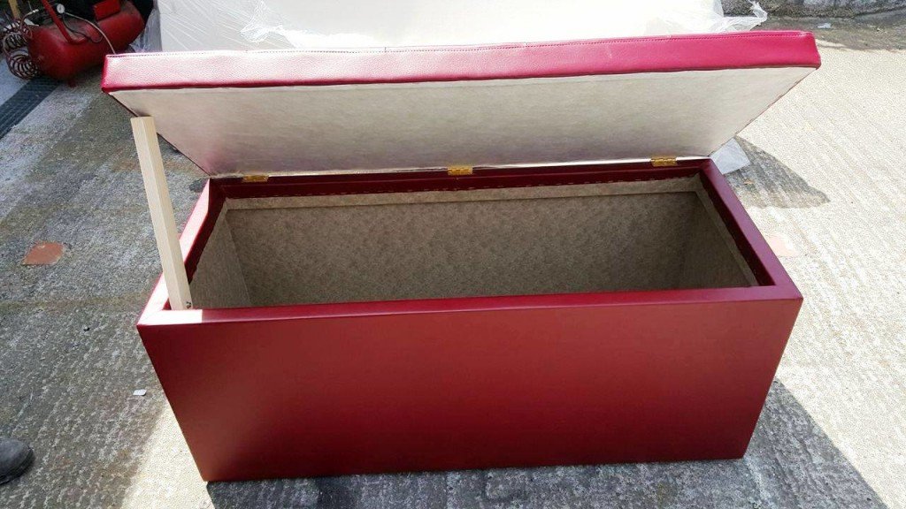 Cassapanca in pelle rossa