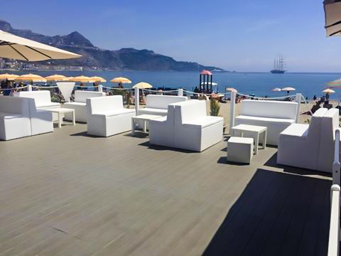 Arredamento esterno con Pouf bianchi
