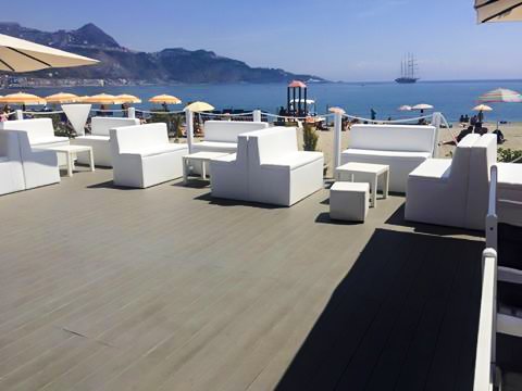 Arredamento esterno con Pouf bianchi