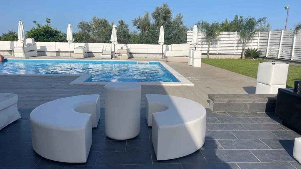 Arredamento esterno con Pouf bianchi