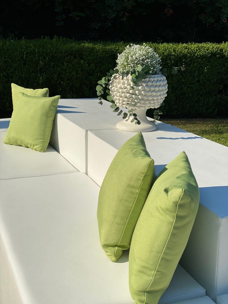 Arredamento esterno con Pouf bianchi